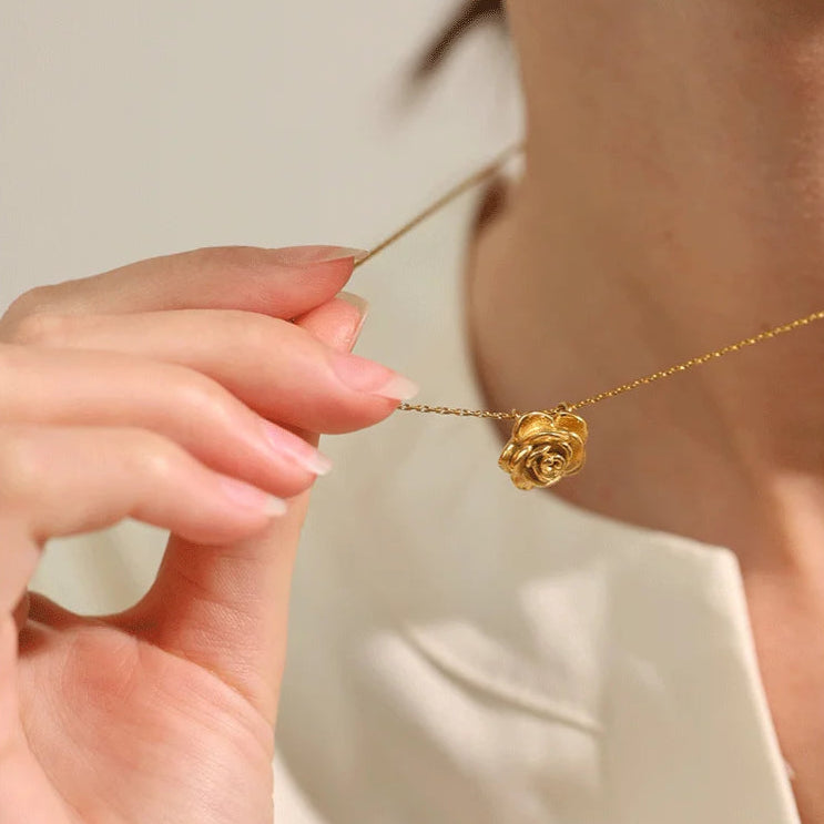Ziora Stereoscopic Rose Necklace